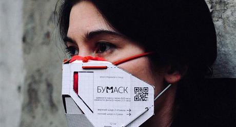 Des concepteurs russes partagent comment fabriquer un masque en carton bon marché à la maison