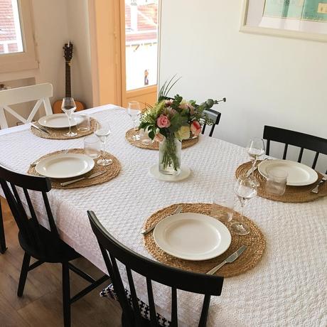 homebyauriane salle à manger chaise noire nappe blanche brodée set de table tressé rond