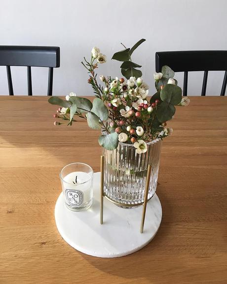 homebyauriane centre de table vase verre sur pied metal doré marbre bouquet bougie diptyque