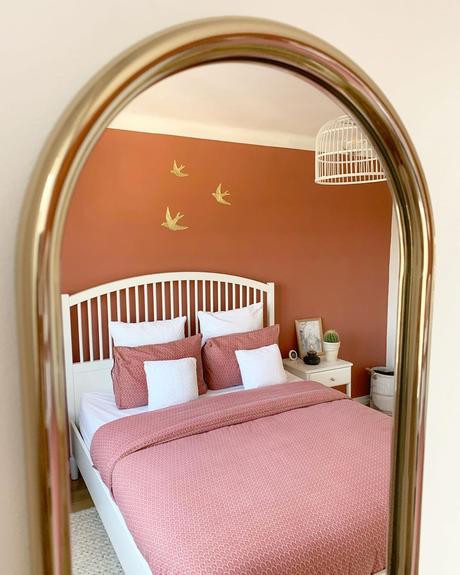 chambre mur ocre peinture hirondelle dorée meuble blanc camaieu rose housse de couette