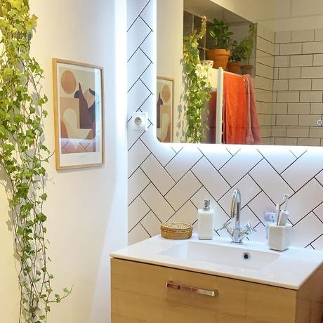 salle de bain carrelage blanc pose chevron travers crédence murale