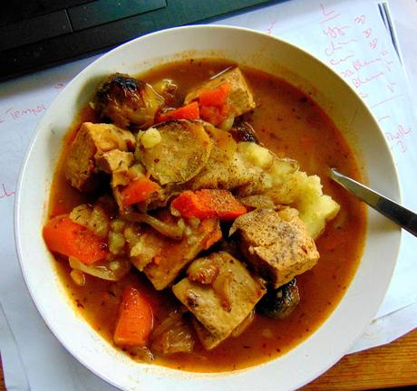 Ragoût de tofu à l'érable avec purée de pommes de terre et choux de Bruxelles Ragoût de tofu à l'érable avec purée de pommes de terre et choux de Bruxelles