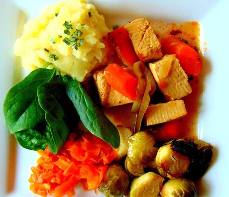 Ragoût de tofu à l'érable avec purée de pommes de terre et choux de Bruxelles