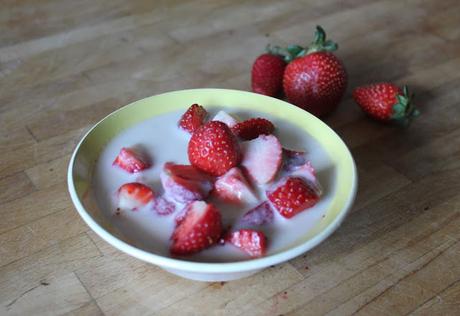 Cinq recettes avec des fraises - Fraises en nage d'amande