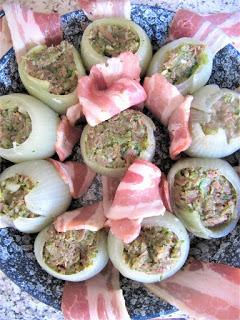 Oignons farcis enrobés de lard