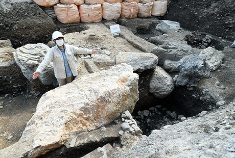Des pierres massives sur le site de la résidence d'un Shogun font allusion à un pouvoir important