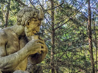 Le dieu Pan joue du syrinx dans le parc-aux-nymphes de Munich (Nymphenburg)