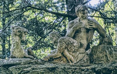 Le dieu Pan joue du syrinx dans le parc-aux-nymphes de Munich (Nymphenburg)