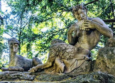 Le dieu Pan joue du syrinx dans le parc-aux-nymphes de Munich (Nymphenburg)