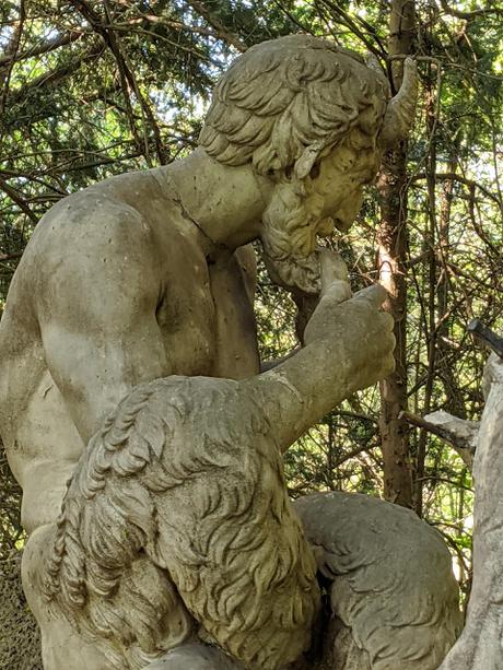Le dieu Pan joue du syrinx dans le parc-aux-nymphes de Munich (Nymphenburg)
