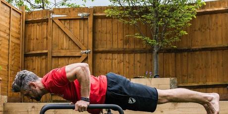 10 Raisons de Commencer le Calisthenics pompe-homme-entrainement-maison