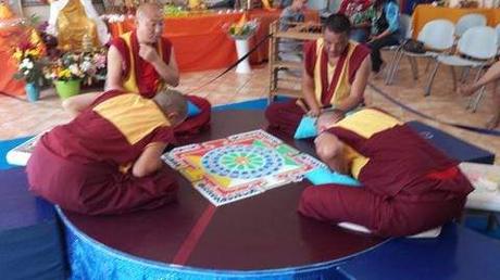 Moines bouddhistes tibétain réalisant un mandala de sable