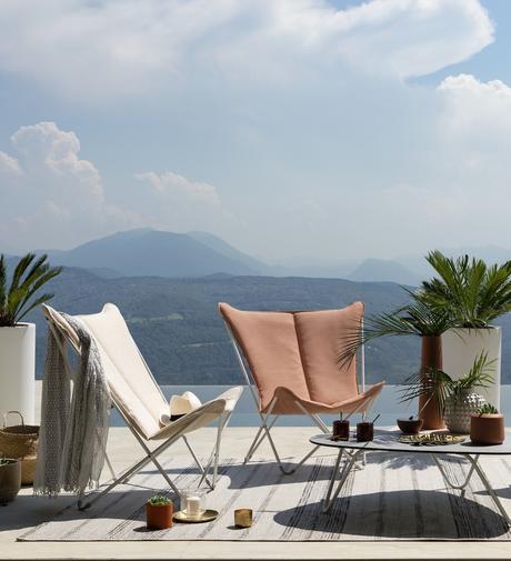 villa piscine Annecy lac montagne terrasse fauteuil papillon Lafuma beige corail décoration