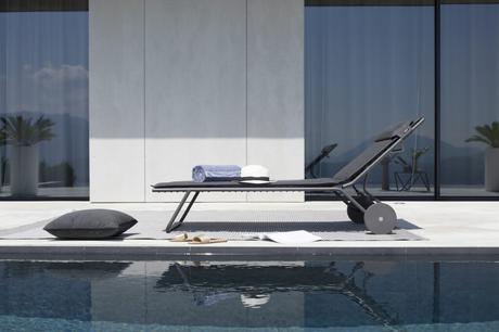 transat piscine gris foncé design bauhaus minimaliste sur roue roulettes