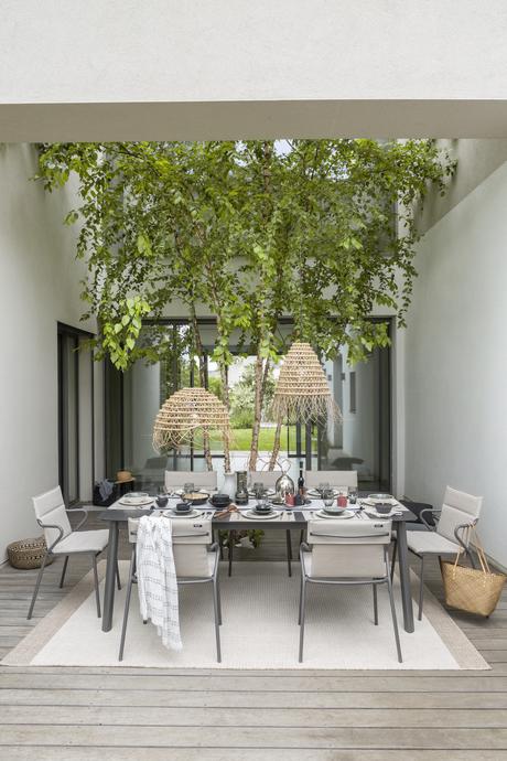 patio cour intérieure maison table extérieur grise chaise fauteuil beige empilable