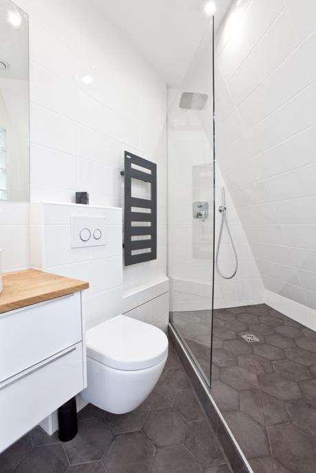 salle de bain triangle étroite douche italienne gain de place optimisation espace grise blanche moderne