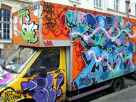 Un camion « graffé », à Paris.