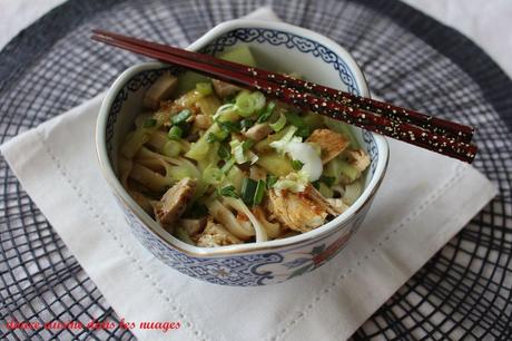 Udon, poulet et concombre en salade en salade