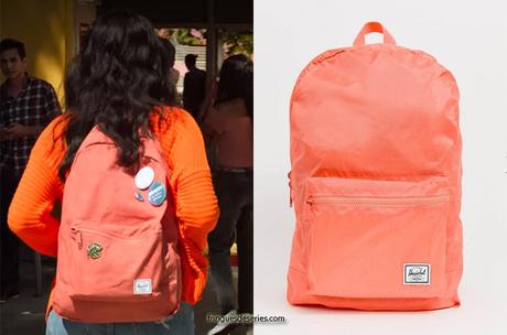 Never Have I Ever : Devi’s Pink Backpack in S1E01 Never Have I Ever : Devi’s Pink Backpack in S1E01