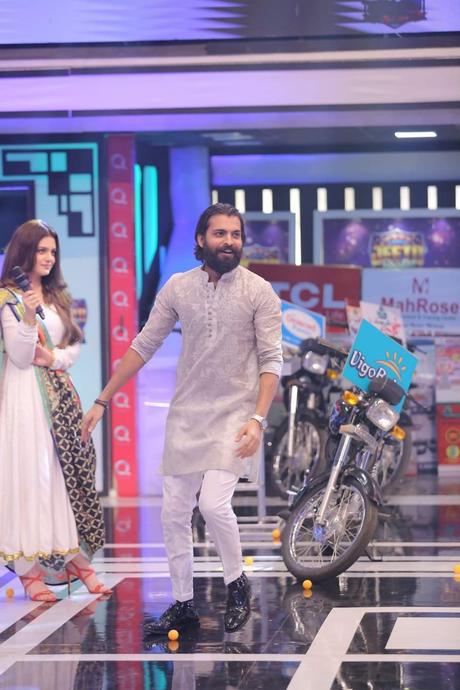 Beautiful couple Zara Noor and Asad Siddique in Jeeto Pakistan Ramzan Special
