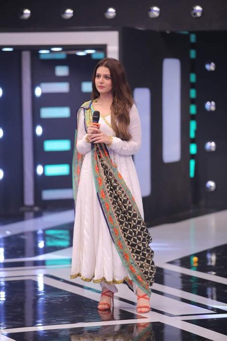 Beautiful couple Zara Noor and Asad Siddique in Jeeto Pakistan Ramzan Special