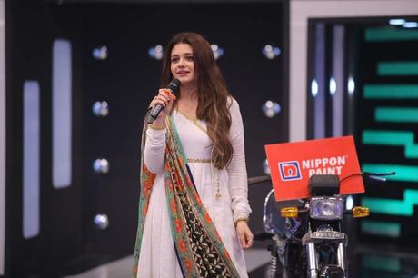 Beautiful couple Zara Noor and Asad Siddique in Jeeto Pakistan Ramzan Special