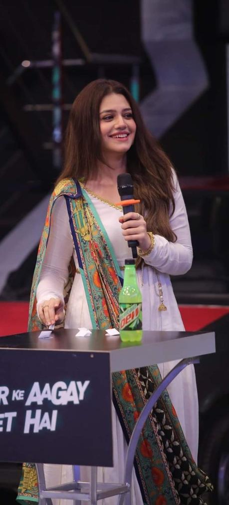 Beautiful couple Zara Noor and Asad Siddique in Jeeto Pakistan Ramzan Special