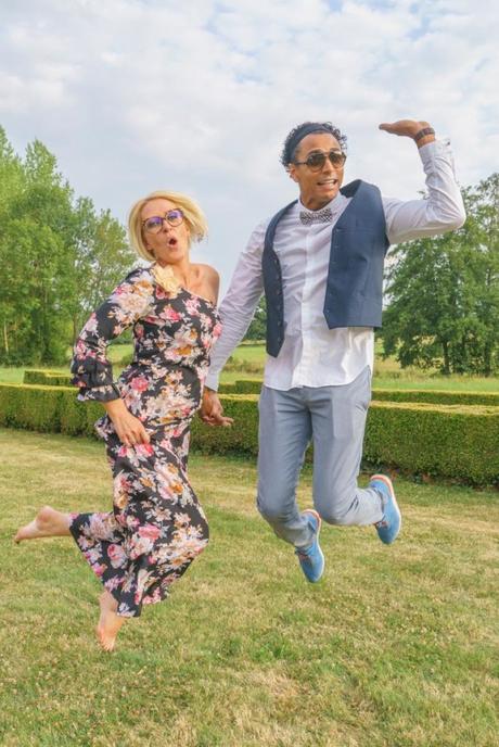 deux invités sautent main dans la main