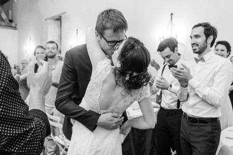 Astrid et Rémi: Extrait du mariage. les mariés s'embrassent passionnément au milieu de leurs invités qui applaudissent