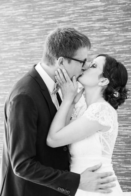 les deux epoux s'embrassent