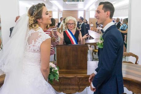 Extrait du mariage de Samia et Romain à Nîmes les deux mariés se regardent devant la maire qui tend les bras, les déclarant mari et femme
