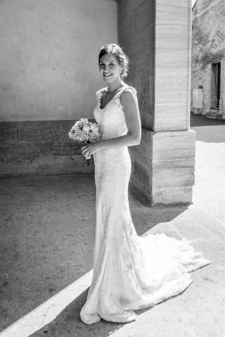 La mariée dans une belle lumière à la porte de l'église.