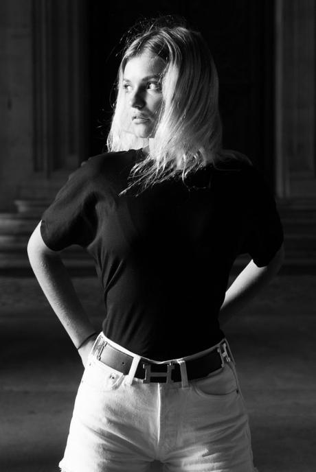 iris les mains dans le dos et les cheveux dans le vent