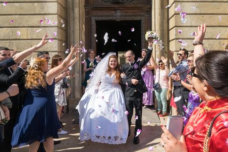004_portrait_sortie-eglise-petales_mariage_studio-sud_162723_