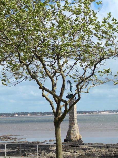 aujourd'hui peut-être, deux mains abandonnées