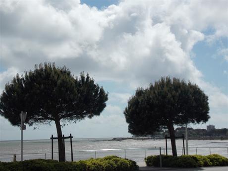 aujourd'hui peut-être, deux mains abandonnées
