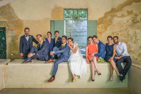 Mariage à Uzès. portrait d'un groupe de 5 coupes, les mariés avec leurs témoins, dans un vieux lavoir.