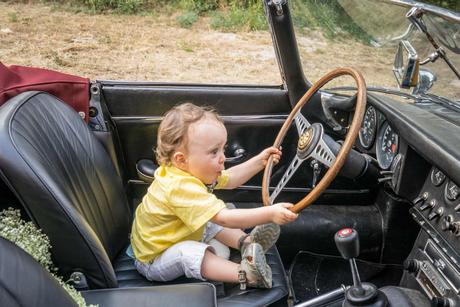 mariage à Uzès, un bébé joue à conduire la voiure des mariés