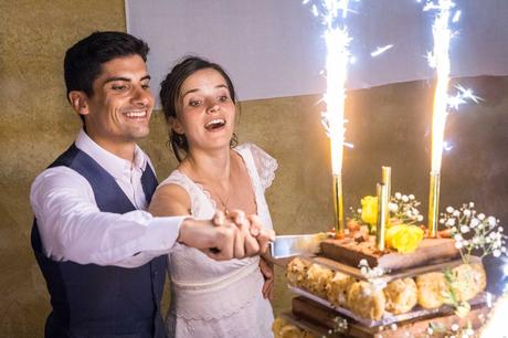 les mariés coupent le gâteau de mariage