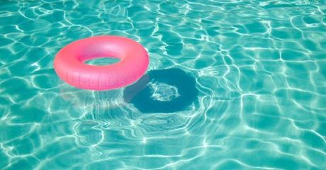 Dans les Bouches-du-Rhône, un arrêté préfectoral interdit-il vraiment les baignades en piscine ?