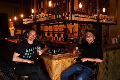 Craft beer – On ne peut pas se plaindre: deux hommes dépensent du confinement de coronavirus dans un pub de Londres avec “Fresh Beer on Tap”

 – Houblon