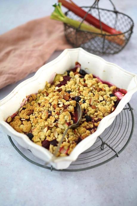 crumble à la farine d'épeautre ,myrtilles , framboises