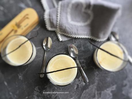 Semoule au lait à la vanille et raisins secs sur lit de caramel