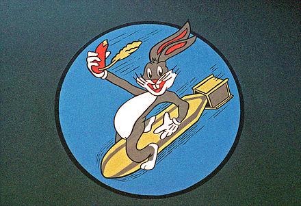 Bugs Bunny représenté sur le nez d'un avion bombardier.