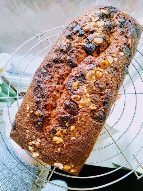 Gâteau moelleux à la banane, chocolat au lait et noisettes.