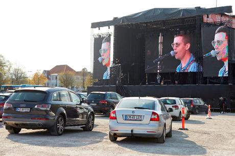 News bière – Au Danemark, ils font le premier concert massif … dans un drive-in

 – Malt