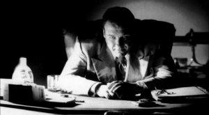 Big Dave, l'ami de Ed Crane, le trompe avec sa femme. Ed le fait chanter initiant un processus morbide irréversible.