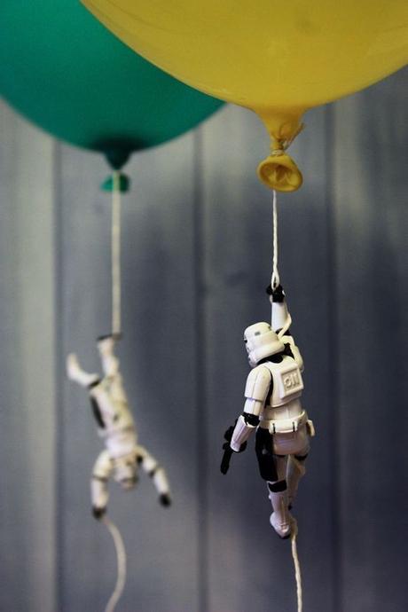 anniversaire thème star wars invasion storm trooper rigolo jouet ballon baudruche original - blog déco - clem around the corner