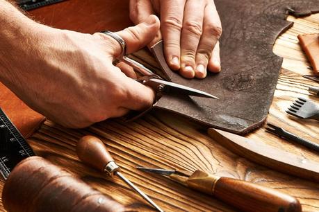 Découpe du cuir pour la fabrication de sacs et accessoires pour hommes