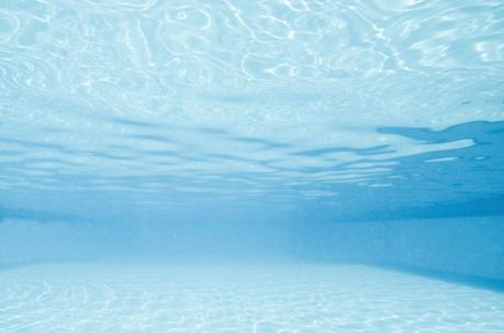 Comment lutter contre une eau trouble dans une piscine ?